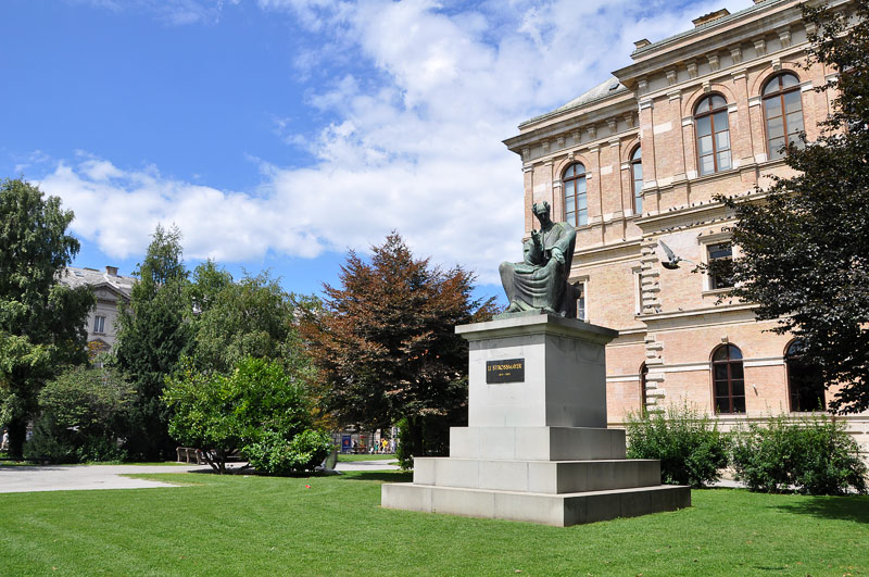 Spomenik Josipu Juraju Strossmayeru (rad kipara Ivana Meštrovića), zgrada HAZU u pozadini